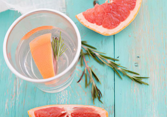Грейпфрутовая вода с розмарином Грейпфрутовая вода с розмарином