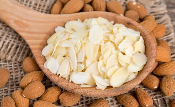 с финиками и миндальными хлопьями с финиками и миндальными хлопьями