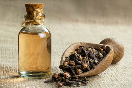 Ухаживает за полостью рта Ухаживает за полостью рта