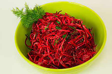 Свекольный салат с авокадо и сельдереем Свекольный салат с авокадо и сельдереем