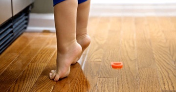 ребенок на ципочках ребенок на ципочках