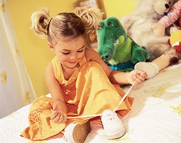 ребенок 4 года завязывает шнурки ребенок 4 года завязывает шнурки