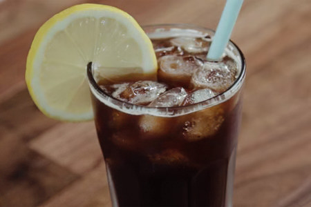 Охлаждённый кофе с вишнёвым соком и колой Охлаждённый кофе с вишнёвым соком и колой