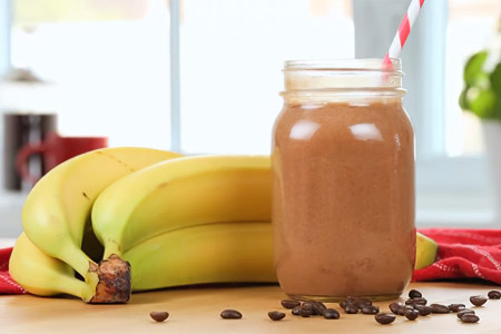 Охлаждённый кофейный смузи с шоколадной пастой и бананом Охлаждённый кофейный смузи с шоколадной пастой и бананом