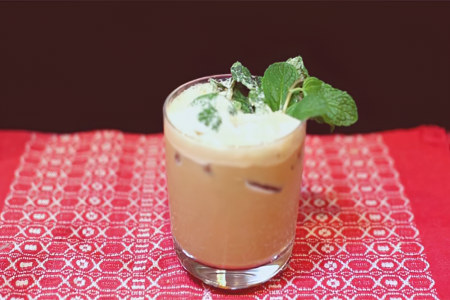 Охлаждённый мятный кофе со сливками Охлаждённый мятный кофе со сливками