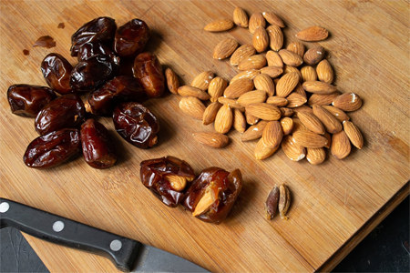 Финики с миндалем Финики с миндалем