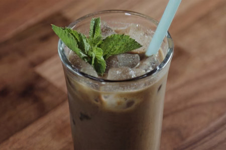 Охлаждённый кофе с пломбиром и шоколадом Охлаждённый кофе с пломбиром и шоколадом