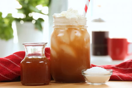 Охлаждённый кофе с солёной карамелью Охлаждённый кофе с солёной карамелью