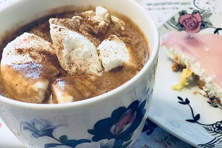 Охлаждённый кофе с мороженым и бананом Охлаждённый кофе с мороженым и бананом