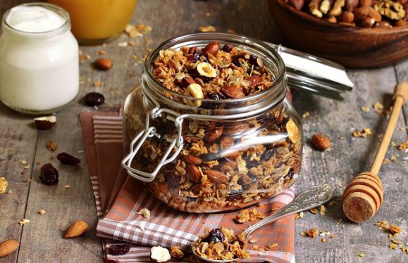 Овсяно-ореховая гранола с сухофруктами Овсяно-ореховая гранола с сухофруктами
