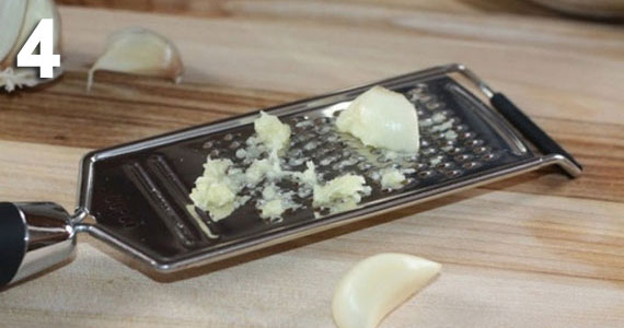 Измельчаем чеснок Измельчаем чеснок