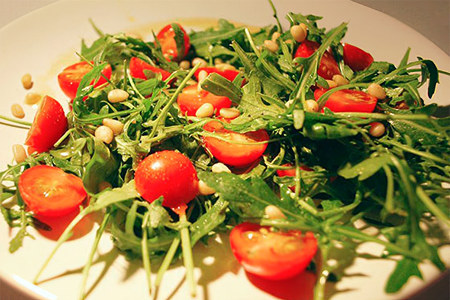Руккола и помидоры Руккола и помидоры
