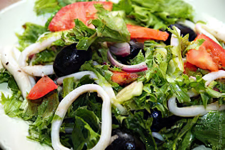 Зелёный салат с кальмарами Зелёный салат с кальмарами